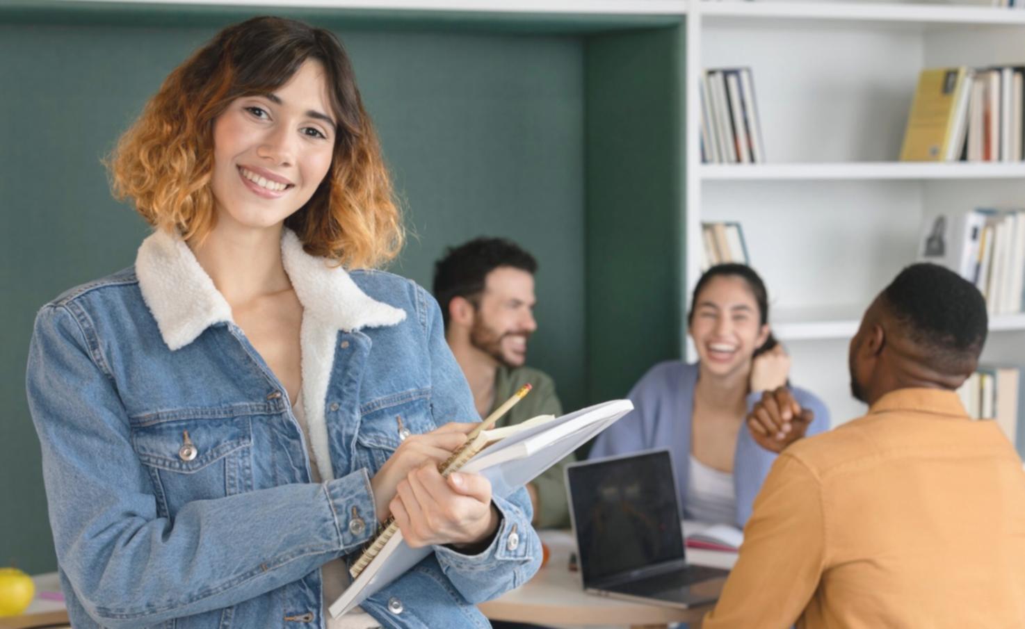 Estudiantes internacionales recibiendo apoyo lingüístico personalizado